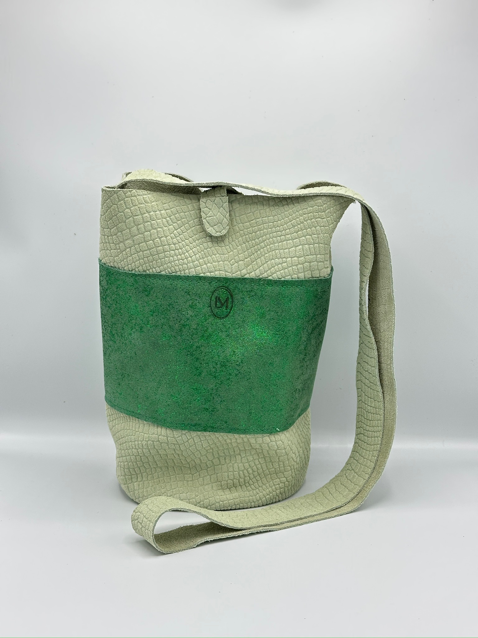 Bolso Oasis Verde – Bandolera artesanal de piel natural en verde con textura escamada